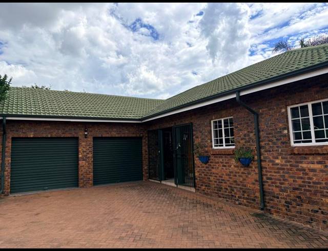 4 BEDROOM TOWNHOUSE FOR SALE IN HENNOPSPARK